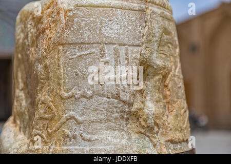 Détail de l'ancien pilier de marbre demeure en face de l'entrée de la mosquée dans la vieille ville Yame Yazd en Iran. Banque D'Images