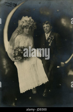 Photographie, c1910 ancien studio portrait of a Bride and Groom sur un croissant de lune. Emplacement est probablement Mankato, Minnesota. SOURCE : photographie originale. Banque D'Images