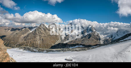 Panorama de Piz Roseg, Sellagletscher und Piz Bernina vue de la station de montagne Piz Corvatsch, Grisons, Suisse Banque D'Images