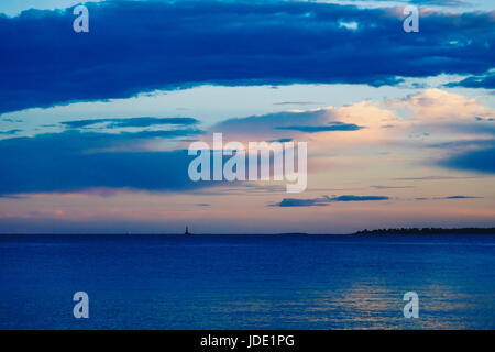 JUAN LES PINS, FRANCE - 18 septembre 2016 : au coucher du soleil tourné à Juan Les Pins sur la côte d'Azur Banque D'Images