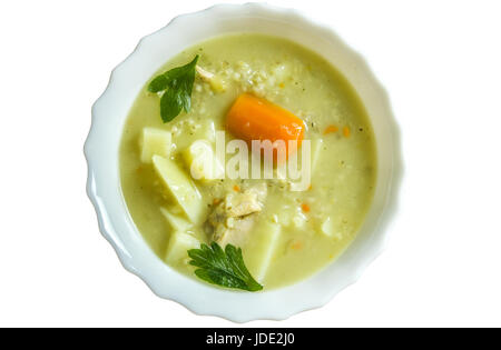 Soupe d'orge dans un bol blanc sur fond blanc Banque D'Images