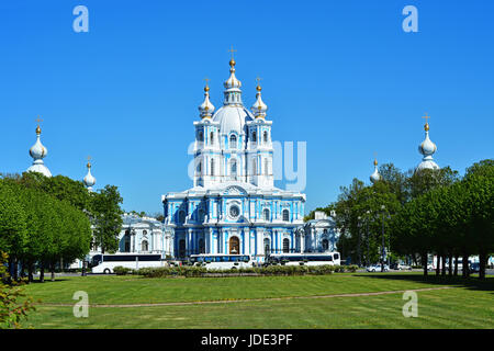 La construction de la cathédrale Smolny à Saint-Pétersbourg contre le ciel bleu sur une journée ensoleillée. Banque D'Images