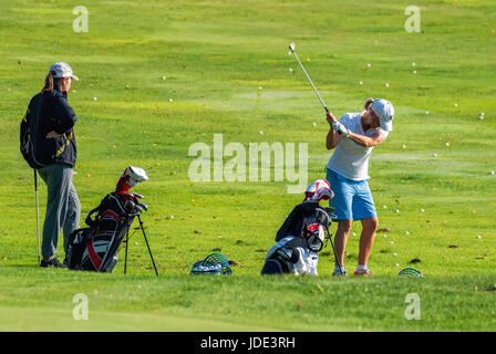 VIERUMYAKI, FINLANDE, Août 22 : Les joueurs de golf batting la balle dans le centre sportif pour une partie de golf Vierumaki, Finlande, le 22 août 2016. Banque D'Images