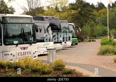 Wisley, Surrey, UK - 30 Avril 2017 : entraîneurs garés dans un parking attendent des passagers pour revenir Banque D'Images