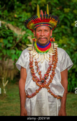 LAGO AGRIO, EQUATEUR - 17 NOVEMBRE 2016 : Siona shaman en costume traditionnel avec un chapeau de plumes dans un village indigène dans la réserve faunique de Cuyabeno Banque D'Images