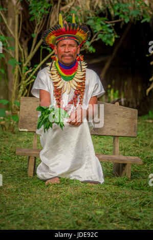 LAGO AGRIO, EQUATEUR - 17 NOVEMBRE 2016 : Siona shaman en costume traditionnel avec un chapeau de plumes dans un village indigène dans la réserve faunique de Cuyabeno Banque D'Images