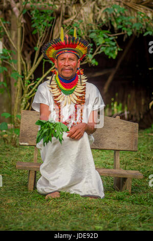 LAGO AGRIO, EQUATEUR - 17 NOVEMBRE 2016 : Siona shaman en costume traditionnel avec un chapeau de plumes dans un village indigène dans la réserve faunique de Cuyabeno Banque D'Images