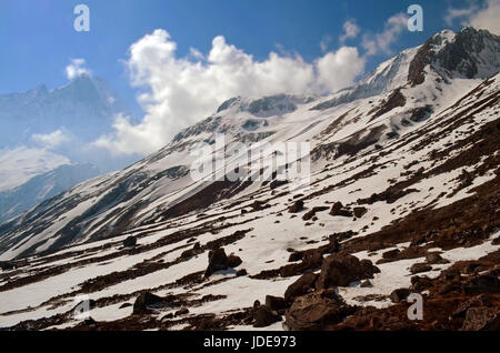 Paysage de montagne enneigée en Himalaya. Camp de base de l'Annapurna. Banque D'Images