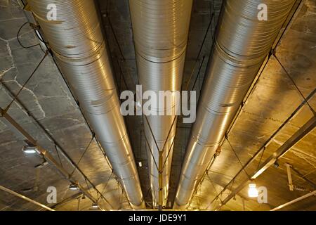 Les canalisations industrielles dans un tunnel souterrain Banque D'Images