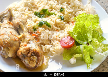 Cuisses de poulet rôtie, bouillie de riz blanc et de légumes. Banque D'Images