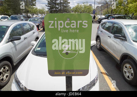 Zipcars vivent ici l'autopartage zipcar parking dans Boston USA Banque D'Images