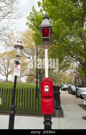 Alarme incendie rouge fort et ancien teinté rouge lumière rue gaz centre-ville de Boston, USA Banque D'Images
