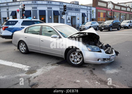 Accident voiture endommagée immobilisé en raison d'accident à l'intersection dans la banlieue de Boston USA Banque D'Images