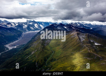 Les nuages glissent sur les montagnes couvertes de neige et de vallée glaciaire en Alaska Banque D'Images