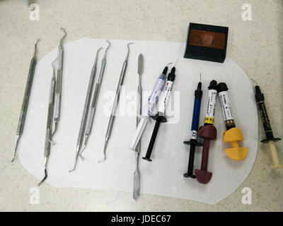 Outils de dentiste stérile sur un plateau dans une chirurgie Banque D'Images