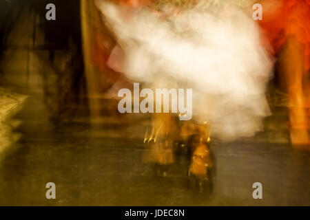 Jambes et Pieds de danseuse de flamenco en mouvement Banque D'Images