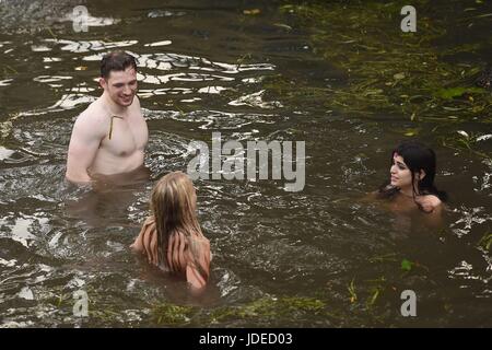 Les élèves se baigner dans la rivière Cam après avoir célébré la fin de l'année universitaire dans l'un de l'Université de Cambridge peut boules. Banque D'Images