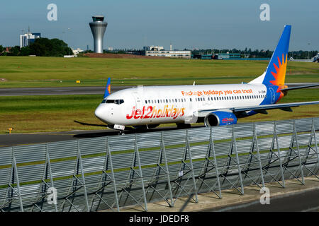 Boeing 737-808 Jet2 roulage à l'aéroport de Birmingham, UK (G-JZHM) Banque D'Images