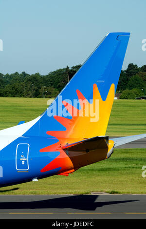 Boeing 737-808 Jet2 roulage à l'aéroport de Birmingham, UK (G-JZHM) Banque D'Images