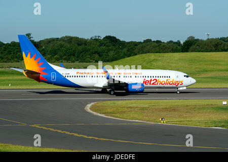 Boeing 737-808 Jet2 prêt au décollage à l'aéroport de Birmingham, UK (G-JZHM) Banque D'Images