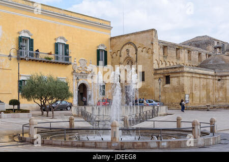 La fontaine du Roi Ferdinand, l'Annunziata Palace et l'église de San Domenico sur la Piazza Vittorio Veneto, une des plus belles places italiennes - M Banque D'Images