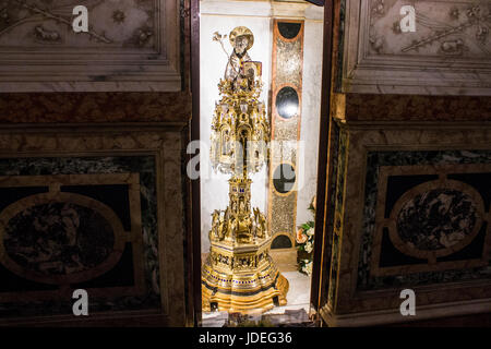 L'Arche de Saint Dominique, d'un sarcophage contenant les restes de sa renaissance réalisé par Nicola Pisano, Niccolo dell'Arca et Michelangelo. Basilica di San Banque D'Images