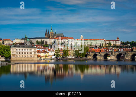 Vue du quartier de Mala Strana avec la cathédrale Saint-Guy et du château de Prague, Prague, Bohême, République Tchèque Banque D'Images