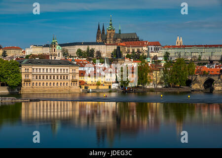 Vue du quartier de Mala Strana avec la cathédrale Saint-Guy reflétée dans la Vltava, Prague, la Bohême, République Tchèque Banque D'Images