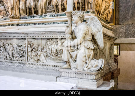 L'Arche de Saint Dominique, d'un sarcophage contenant les restes de sa renaissance réalisé par Nicola Pisano, Niccolo dell'Arca et Michelangelo. Basilica di San Banque D'Images