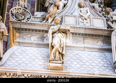 L'Arche de Saint Dominique, d'un sarcophage contenant les restes de sa renaissance réalisé par Nicola Pisano, Niccolo dell'Arca et Michelangelo. Basilica di San Banque D'Images