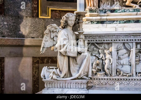 L'Arche de Saint Dominique, d'un sarcophage contenant les restes de sa renaissance réalisé par Nicola Pisano, Niccolo dell'Arca et Michelangelo. Basilica di San Banque D'Images