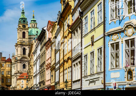 Église Saint Nicolas et colorés bâtiments historiques dans le quartier de Mala Strana, Prague, la Bohême, République Tchèque Banque D'Images