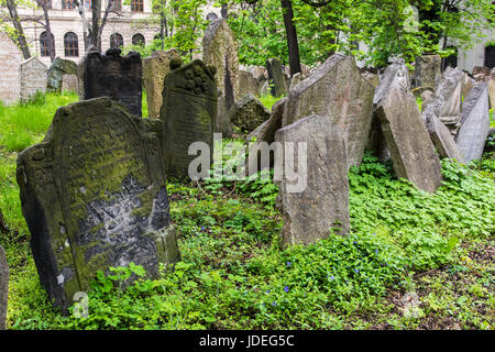 Les pierres tombales dans l'ancien cimetière juif, Prague, la Bohême, République Tchèque Banque D'Images