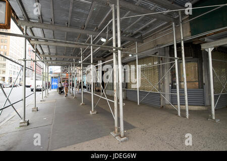 Un échafaudage sur un trottoir à côté d'un bâtiment en rénovation New York USA Banque D'Images