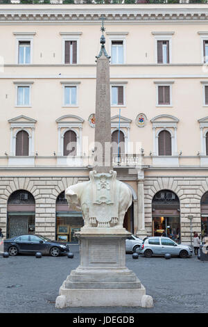 Pulcino della Minerva, sculpture éléphant soutenant un obélisque, Rome, Italie Banque D'Images