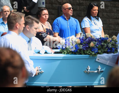 Charlotte Campbell et Paul Hodgson, la mère et le beau-père d'Olivia, Campbell-Hardy regardent son cercueil arrive pour le service funèbre de l'attentat de Manchester victime à l'église paroissiale de St Anne, dans Tottington, Bury. Banque D'Images