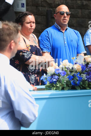 Charlotte Campbell et Paul Hodgson, la mère et le beau-père d'Olivia, Campbell-Hardy regardent son cercueil arrive pour le service funèbre de l'attentat de Manchester victime à l'église paroissiale de St Anne, dans Tottington, Bury. Banque D'Images