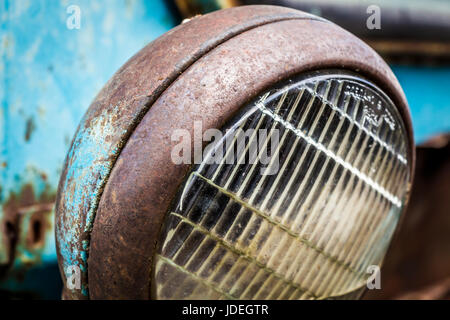 Old rusty casse tracteur agricole projecteur close up Banque D'Images