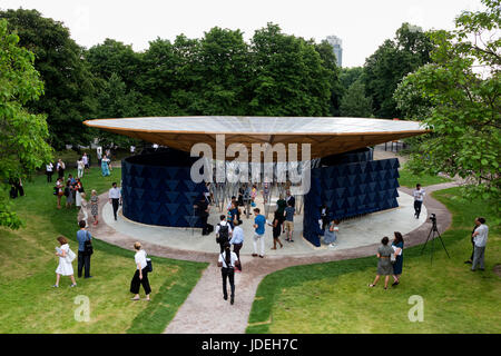 Londres, Royaume-Uni. 20 juin 2017. Diebedo Francis Kere, l'architecte primé de Gando, au Burkina Faso, a conçu la Serpentine Pavilion 2017, à côté de la Serpentine Gallery dans Kensington Gardens. Kere mène l'architecture pratique Kere. Il est le 17e architecte d'accepter l'invitation de la galerie Serpentine à la conception d'un pavillon temporaire dans son parc. Le Pavillon est ouvert au public du 23 juin au 8 octobre 2017. Banque D'Images