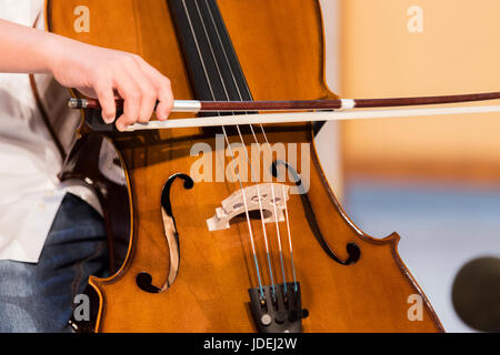 Les jeunes talents garçon joue du violoncelle Banque D'Images