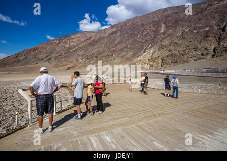 Les gens, les touristes, famille, visiteurs, visites, bassin de Badwater, 282 pieds au-dessous du niveau de la mer, Death Valley National Park, Death Valley, Californie Banque D'Images