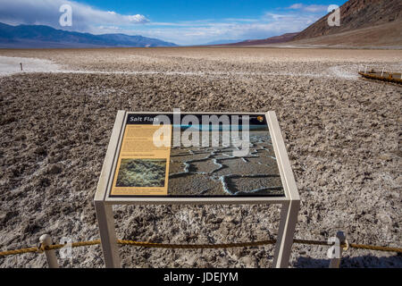 Salt Flats, Badwater Basin, 282 pieds au-dessous du niveau de la mer, Death Valley National Park, Death Valley, Californie Banque D'Images