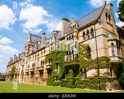 Tourist à Meadow, Christchurch College, Oxford University, Oxford, Angleterre Banque D'Images