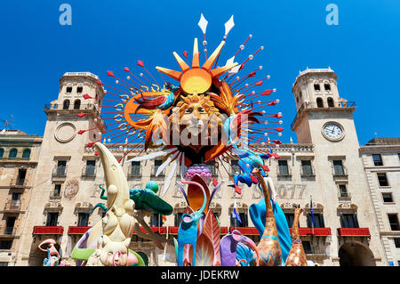 Alicante, Espagne - 20 juin 2017 : Les feux de la Saint Jean maison de vacances dans la ville d'Alicante. Décorations, sont des structures faites de carton, de bois ou de liège, Banque D'Images