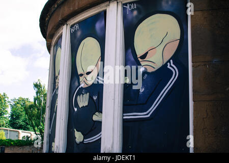 Street art space monstres Alien mars Weird poster Picture dessin peinture effrayante regarder regarder regarder regarder les artistes de rue l'espace d'artiste atterrit bizarrement Banque D'Images