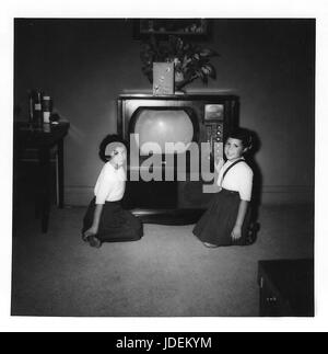 Deux soeurs regarder la télévision vers 1955. Banque D'Images