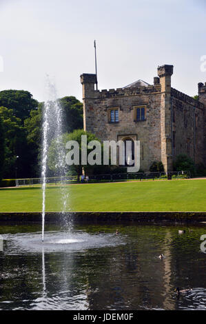 La fontaine & Canardière à Towneley Hall, Towneley Park , Burnley, Lancashire, England, UK. Banque D'Images