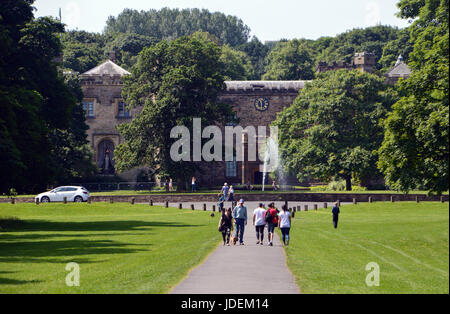 Les gens qui marchent jusqu'à Towneley Hall, Towneley Park , Burnley, Lancashire, England, UK. Banque D'Images