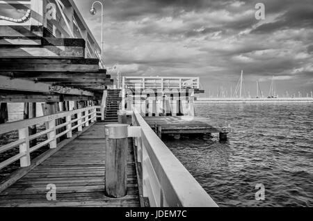 Noir et blanc, effet HDR pier pendant jour nuageux à Sopot, Pologne Banque D'Images