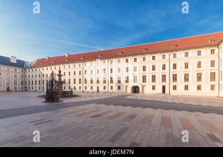 La deuxième cour du château de Prague. Au milieu de la cour intérieure il y a Kohl's fountain et le bien un peu sur la gauche. Banque D'Images